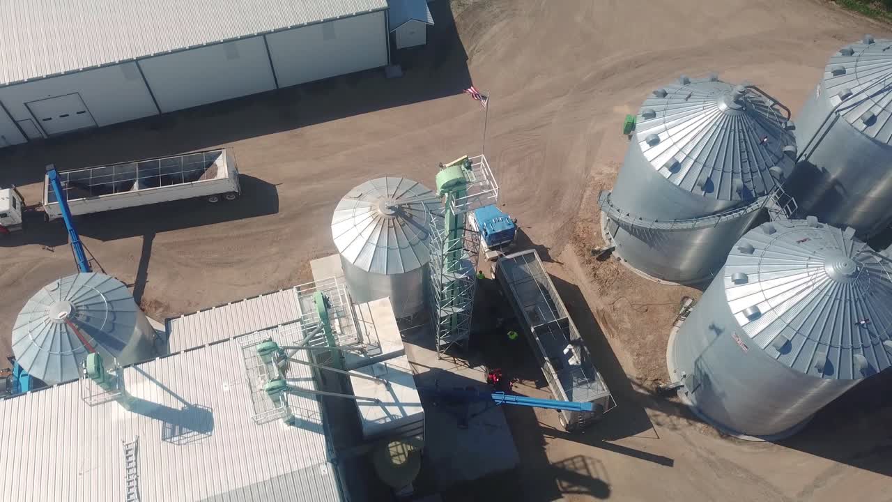 vista aérea de un dron de un remolque que se carga en una agroindustria que exporta semillas cubiertas ubicadas en nebraska, ee.uu.-1