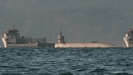 un pequeño convoy que pasa por el parque estatal kitsap memorial, submarino emergido incluido