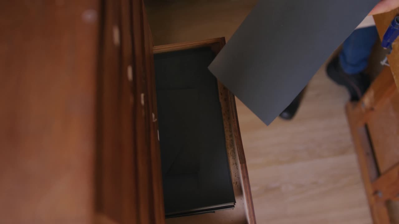 작업실 에서 일 하는 여자 악기 제작자