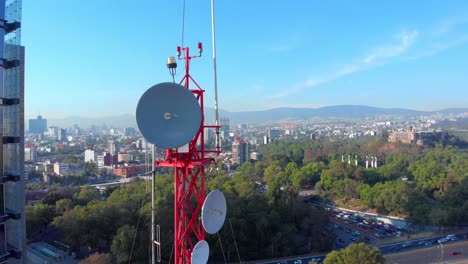 Antena-De-Disparo-De-Drones-En-La-Torre-De-Comunicación-De-Luz-Diurna-De-La-Ciudad-De-México