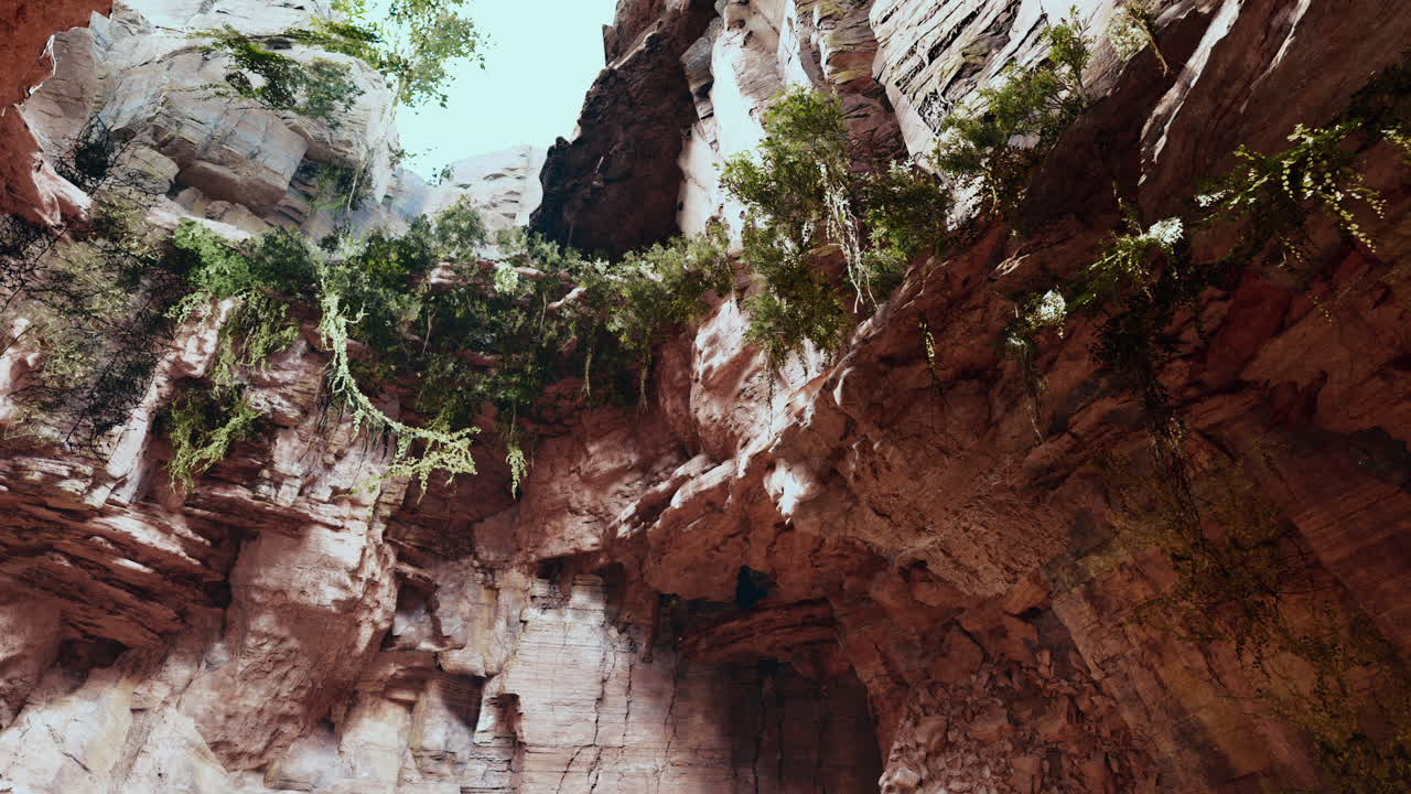 gran cueva rocosa de hadas con plantas verdes