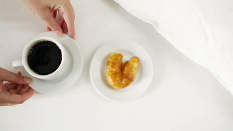 café y croissant para el desayuno