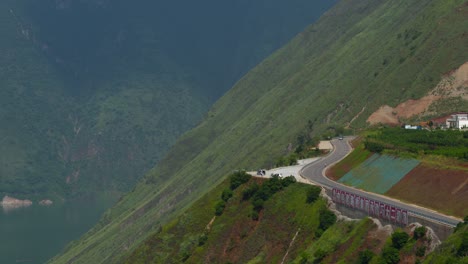 Imágenes-De-Drones-Del-Paisaje-Del-Pueblo-Rural-De-La-Montaña-China-De-Yunnan