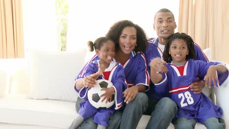 Familia-Afroamericana-Emocionada-Viendo-Un-Partido-De-Fútbol