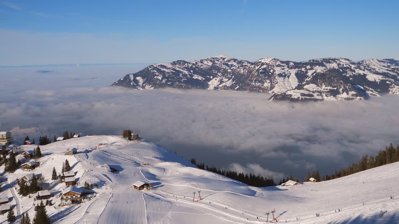 zona de esquí en los alpes suizos con gente y telesillas en la zona de esquí de invierno de beckenried