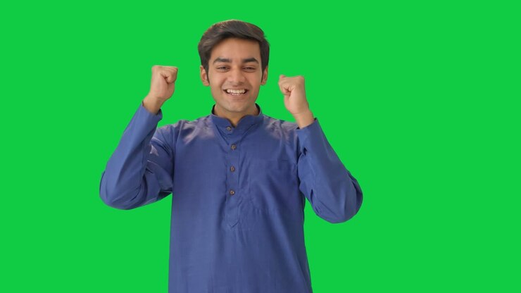hombre indio aplaudiendo y felicitando pantalla verde