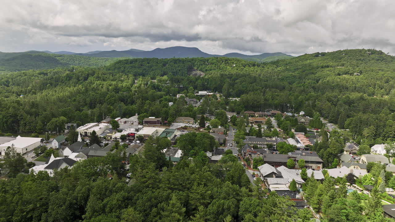 highlands north carolina aerial v2 cinematic birds eye view drone flyover ciudad de montaña capturando la actividad de la calle principal y el hermoso paisaje montañoso exuberante - filmado con mavic 3 cine - julio 2022