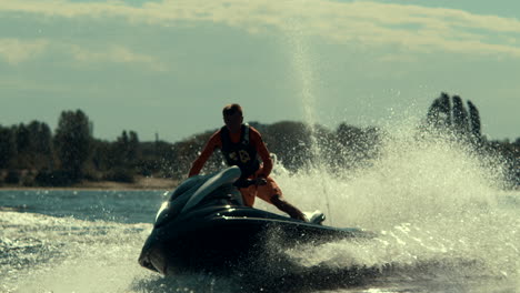 motociclista che guida la jet ski al rallentatore