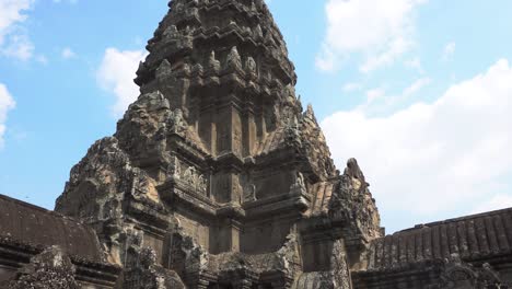 fachada de la torre central del histórico templo de angkor wat junto a siem reap, camboya