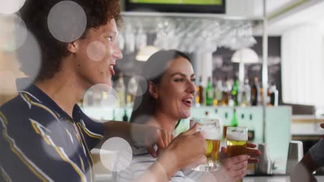 animación de luces de puntos blancos sobre diversos amigos que beben en el bar
