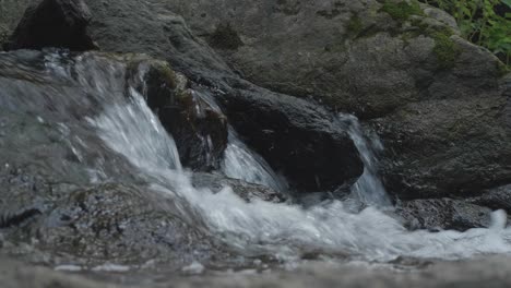 Water-flowing-over-large-stones,-Wissahickon-Creek,-Philadelphia