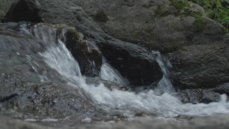 agua que fluye sobre grandes piedras, wissahickon creek, filadelfia