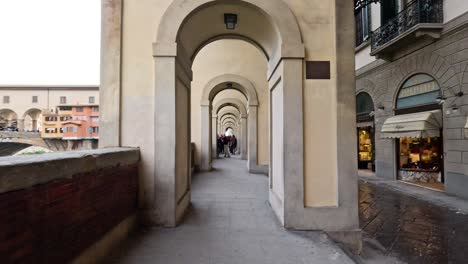 un paseo por los arcos históricos del ponte vecchio