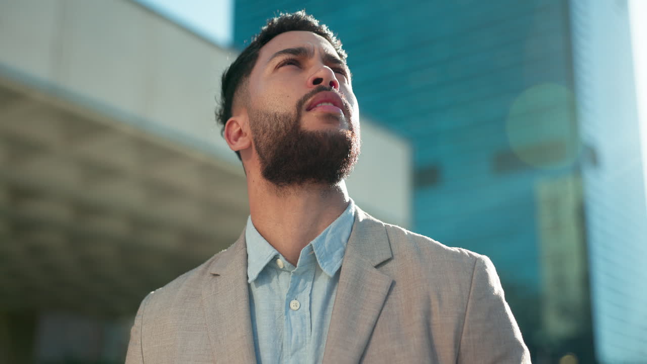 hombre de negocios en la ciudad, pensando en ideas futuras