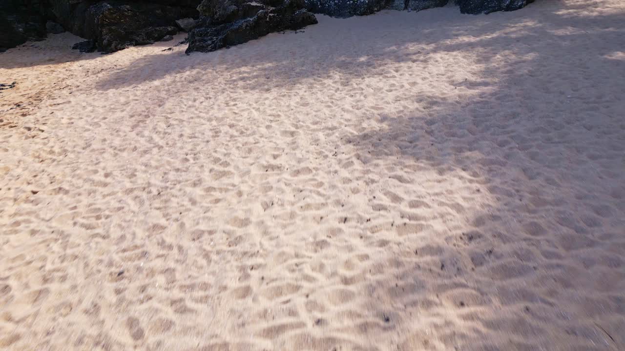 Dramatisk jævn bevægelse mod strandklipper på sandstrand, Bretagne, Frankrig