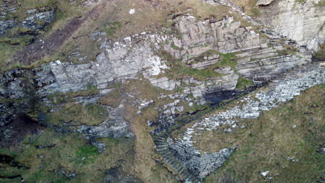 Drone-De-Arriba-Hacia-Abajo-Tiro-Mirando-Los-Pasos-Hechos-Por-El-Hombre-Acantilados-Whaligoe-En-Escocia,-Reino-Unido