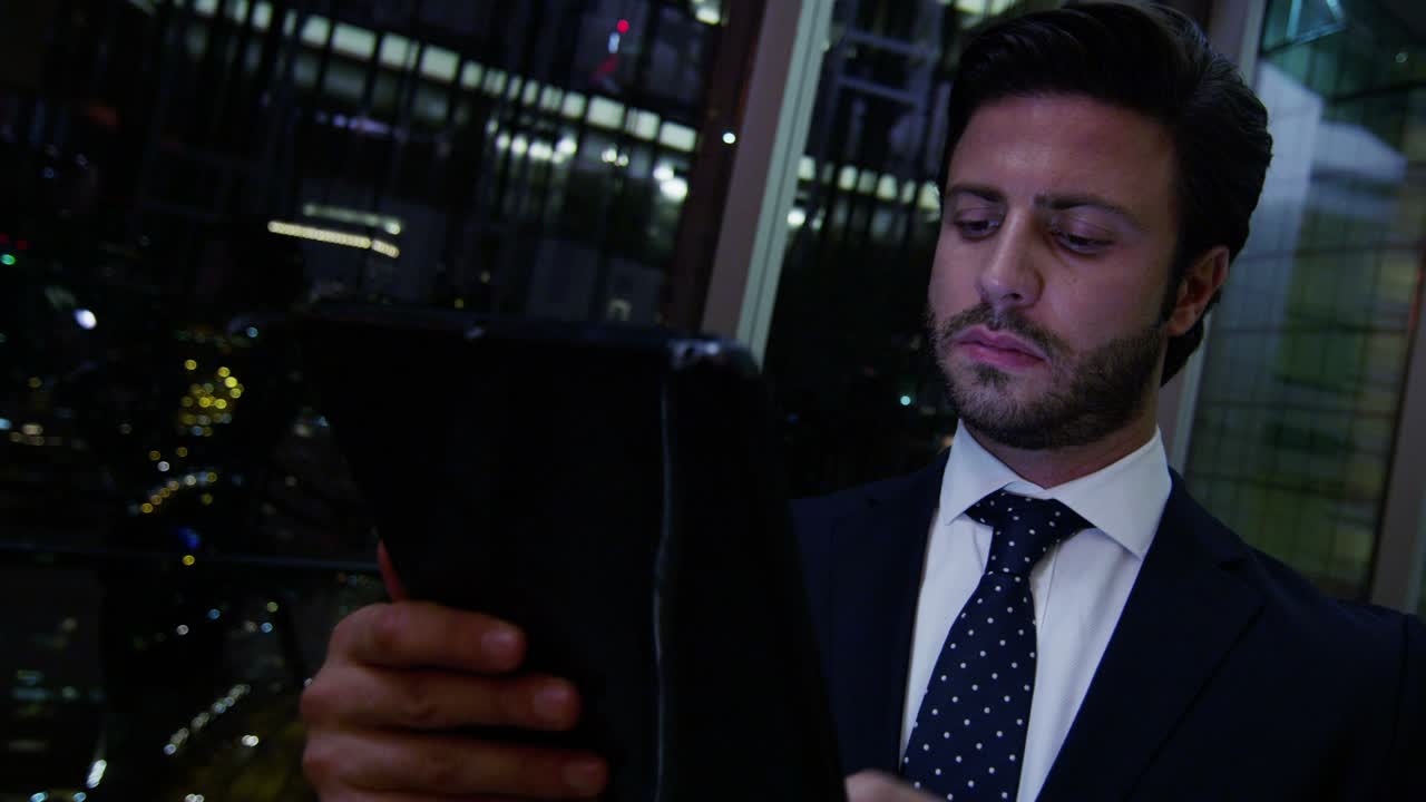 dubai hombre viajero de negocios tableta noche hotel atrio