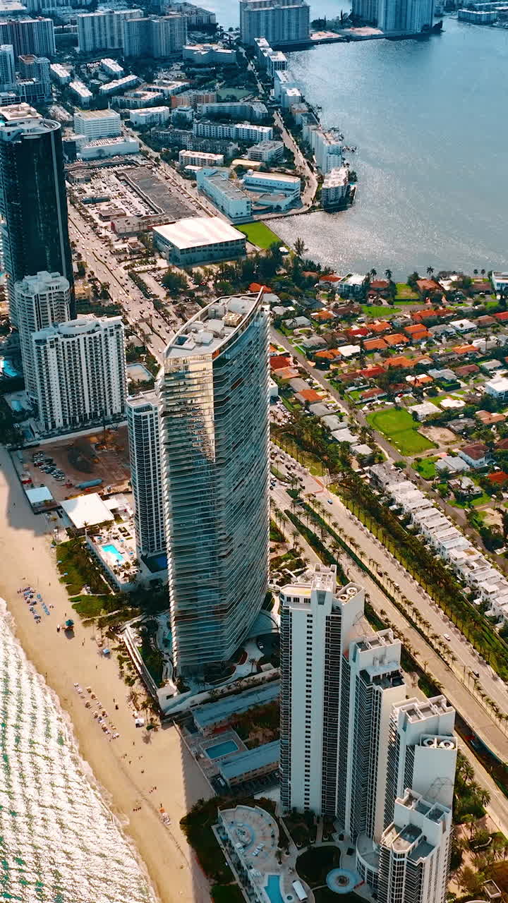 Vista spettacolare di una soleggiata Miami Beach, Florida, USA. Architettura magnifica e natura sorprendente con vista dall'alto. Video verticale