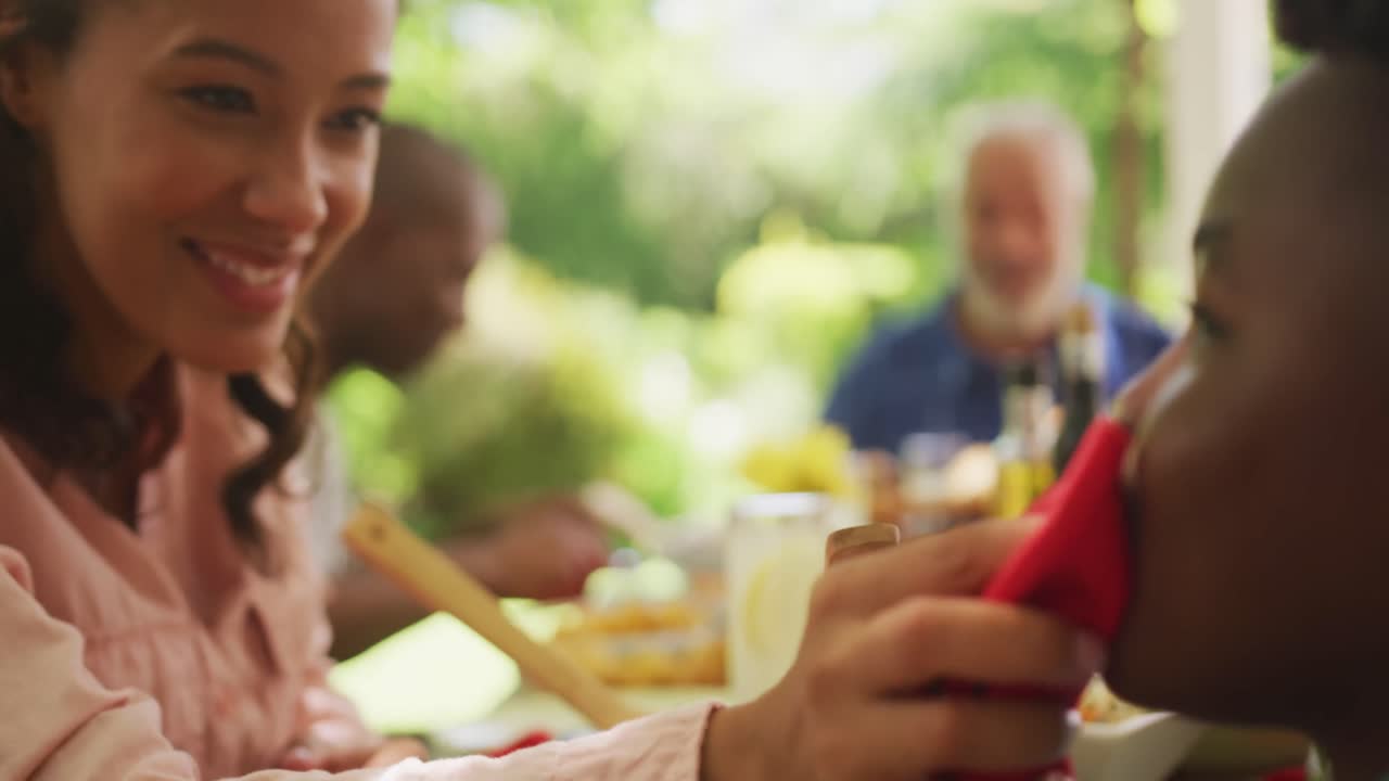 정원에서 시간을 보내는 아프리카계 미국인 여성