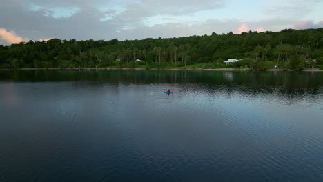 Luftaufnahme-Eines-Paares-Auf-Paddleboard-Und-Kajak-Bei-Sonnenaufgang-Auf-Der-Insel-Moso,-Vanuatu---Drohnenaufnahme