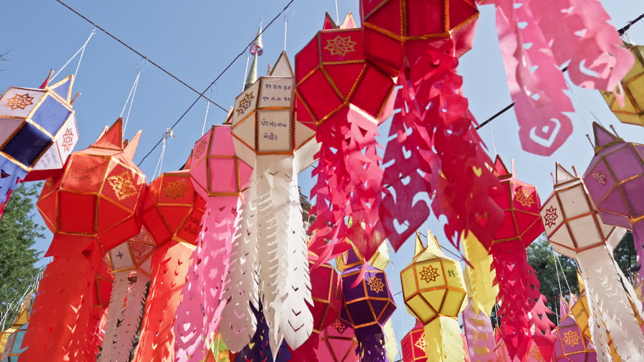 歴史的な寺院を背景にしたチェンマイのランタン祭り