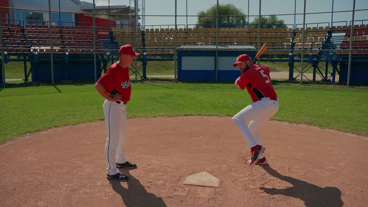 Giocatori di baseball sul campo