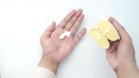 aplicación de loción para las manos
