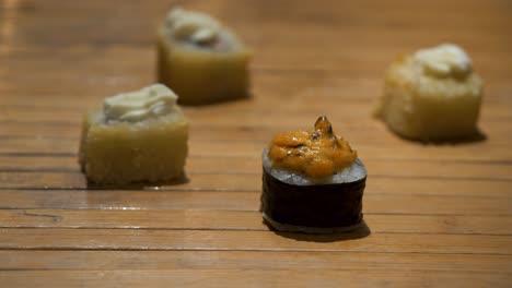 el sushi se come con palillos.