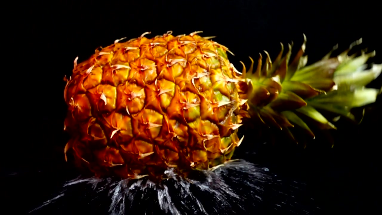 Ananas auf schwarzem Hintergrund