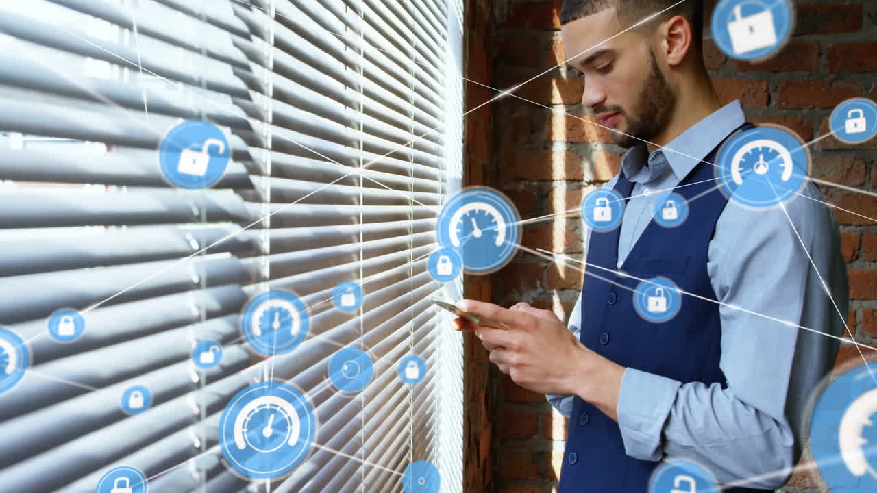 animación de seguridad y red de datos sobre hombre usando teléfono inteligente cerca de persianas de ventanas