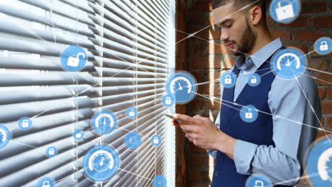 Sicherheits--Und-Datennetzwerkanimation-über-Einem-Mann,-Der-Sein-Smartphone-In-Der-Nähe-Von-Jalousien-Verwendet
