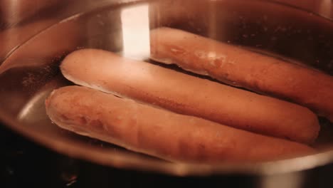 los perritos calientes veganos a base de plantas que se cocinan a medida que el agua viene a hervir