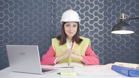 mujer ingeniera excitada, impaciente.