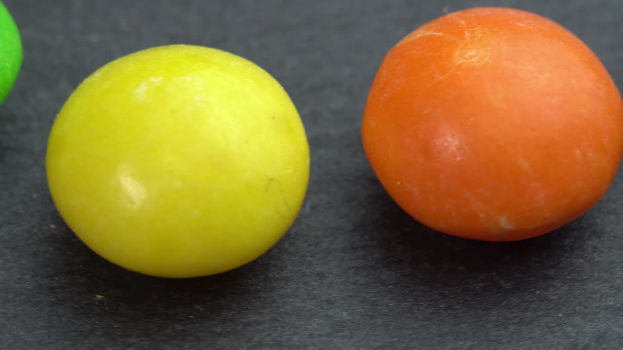 dulces de colores cerrar girar en un fondo negro, dulces de color macro