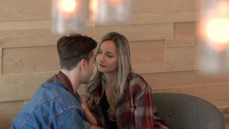 una joven pareja interactuando entre sí en un café 4k