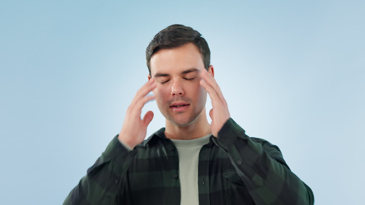 estrés, dolor de cabeza y hombre en el estudio con ansiedad