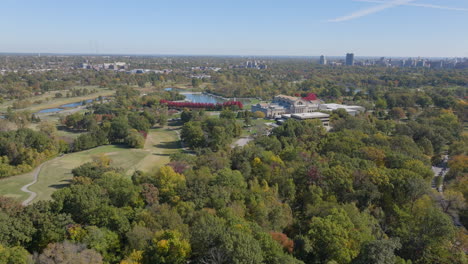 Aléjese-Lentamente-Del-Museo-De-Arte-De-Saint-Louis-Y-Del-Paisaje-Del-Parque-Forestal-En-Un-Día-Bonito