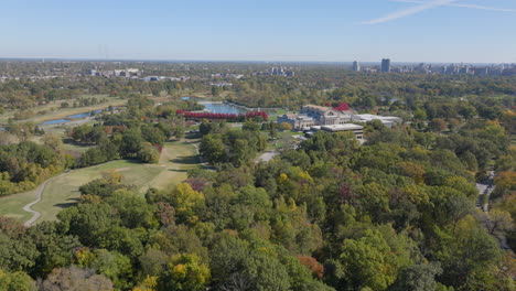 lentamente alejarse del museo de arte de san luis y el paisaje del parque forestal en un buen día