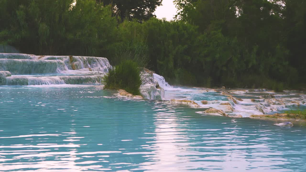 토스카니의 시에나 근처에 있는 지열 온천 목욕과 폭포에 있는 시네마그라프 (cinemagraph at the geothermal thermal hot springs bath and waterfall at saturnia, tuscany, italy) 는 과 함께 파란색 는 뜨거운 물을 가진 경치가 아름답고 유명한 장소입니다.