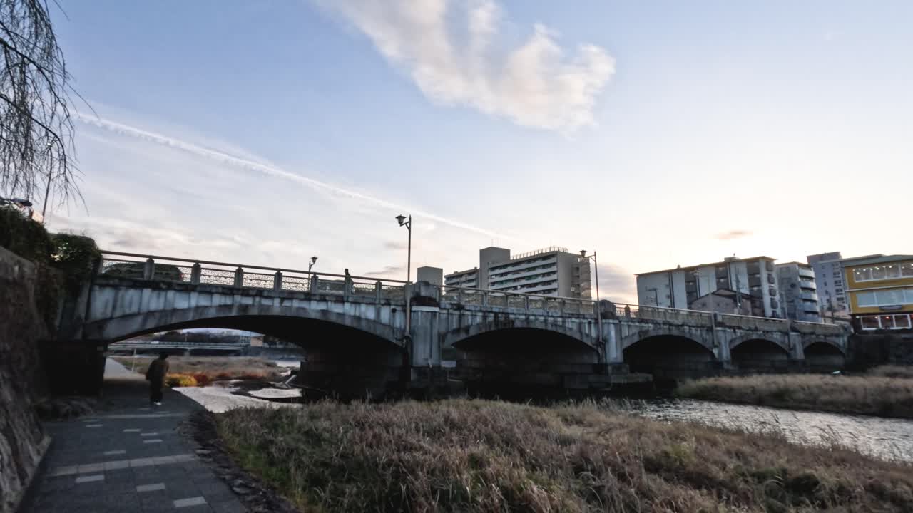 오사카의 해가 지는 다리와 건물들