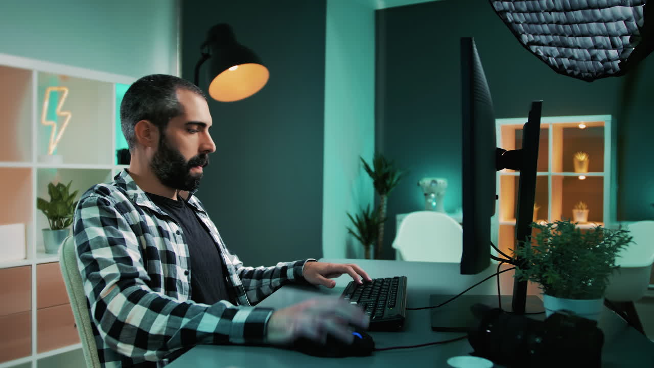 lapso de tiempo de un joven que trabaja desde una oficina en casa moderna