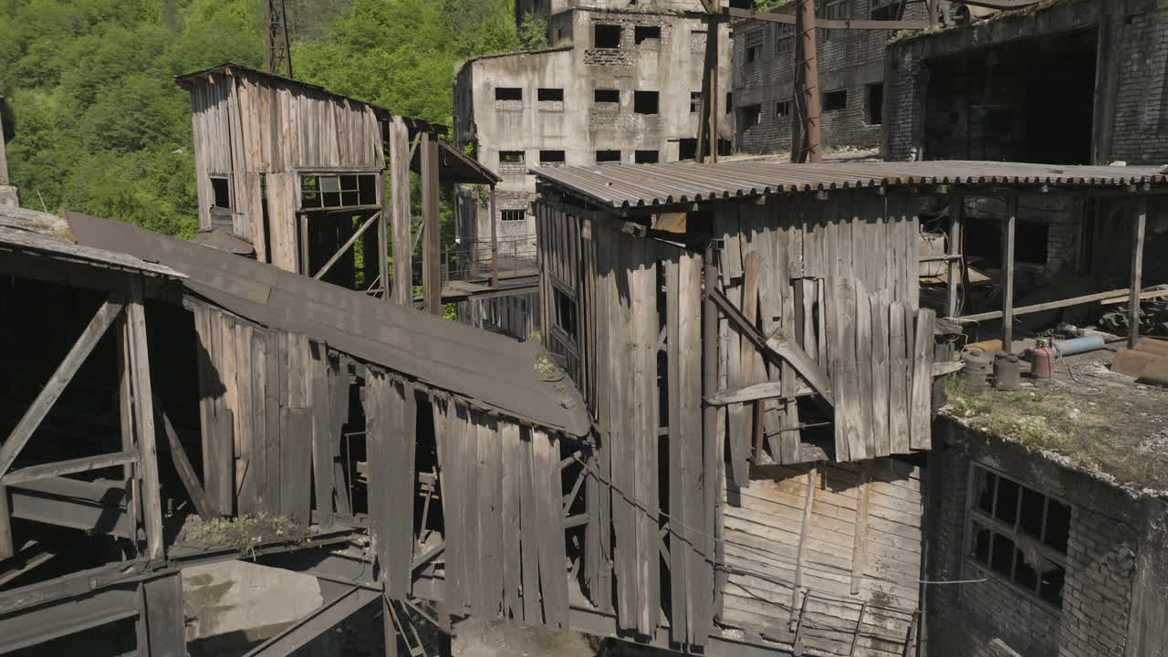 버려진 광산의 원목 스카이워크와 새는 하수관