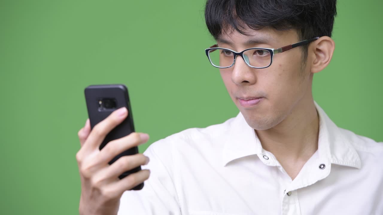 전화를 사용하는 젊은 아시아 사업가