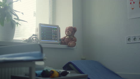 Nahaufnahme-Des-Innenraums-Des-Kinderarztschranks.-Komfortabler-Arztarbeitsplatz-In-Der-Klinik