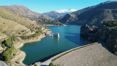 embalse de agua de canales en sierra nevada, andalucía, españa - antena 4k