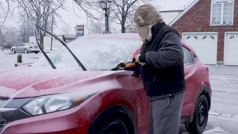 raspando hielo del coche