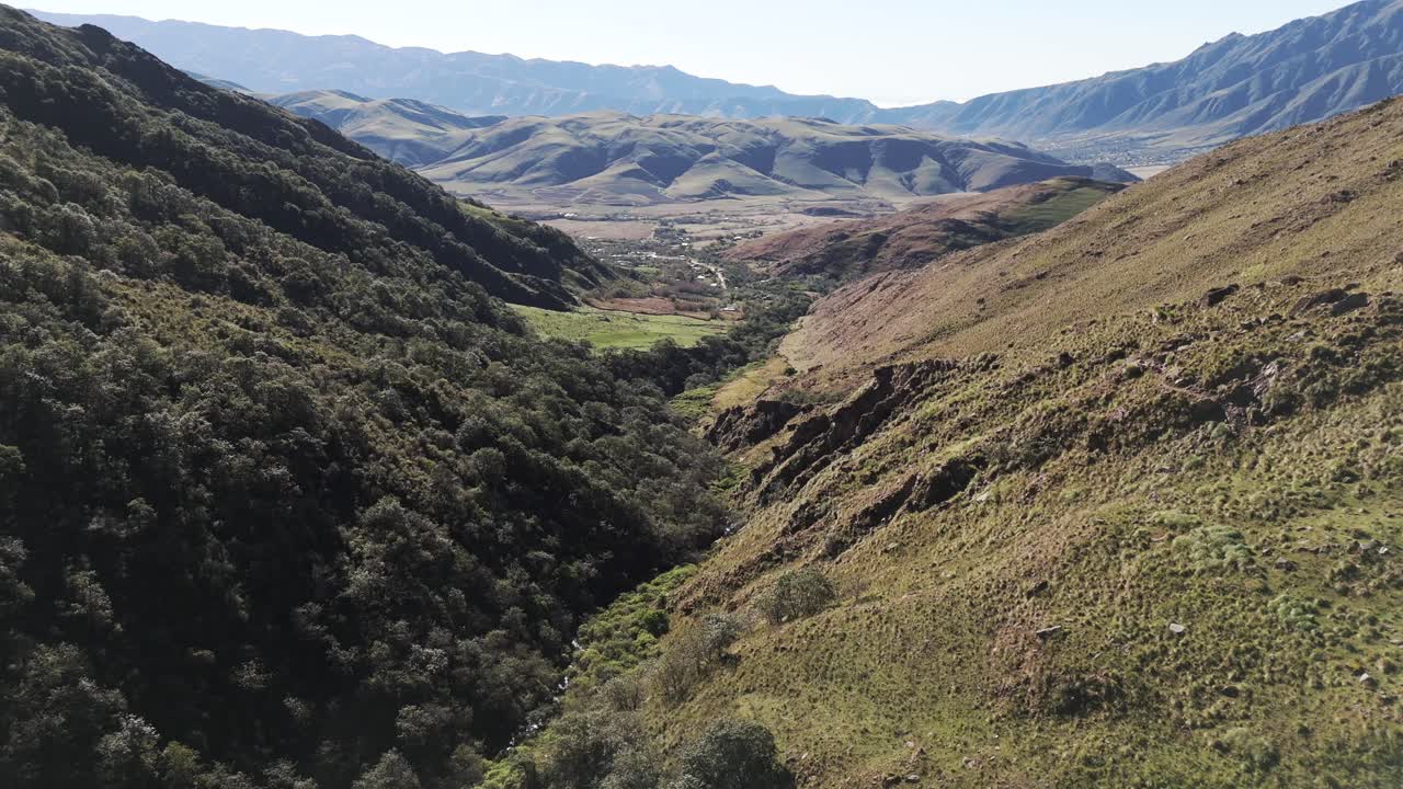 una vista aérea de un tranquilo valle montañoso
