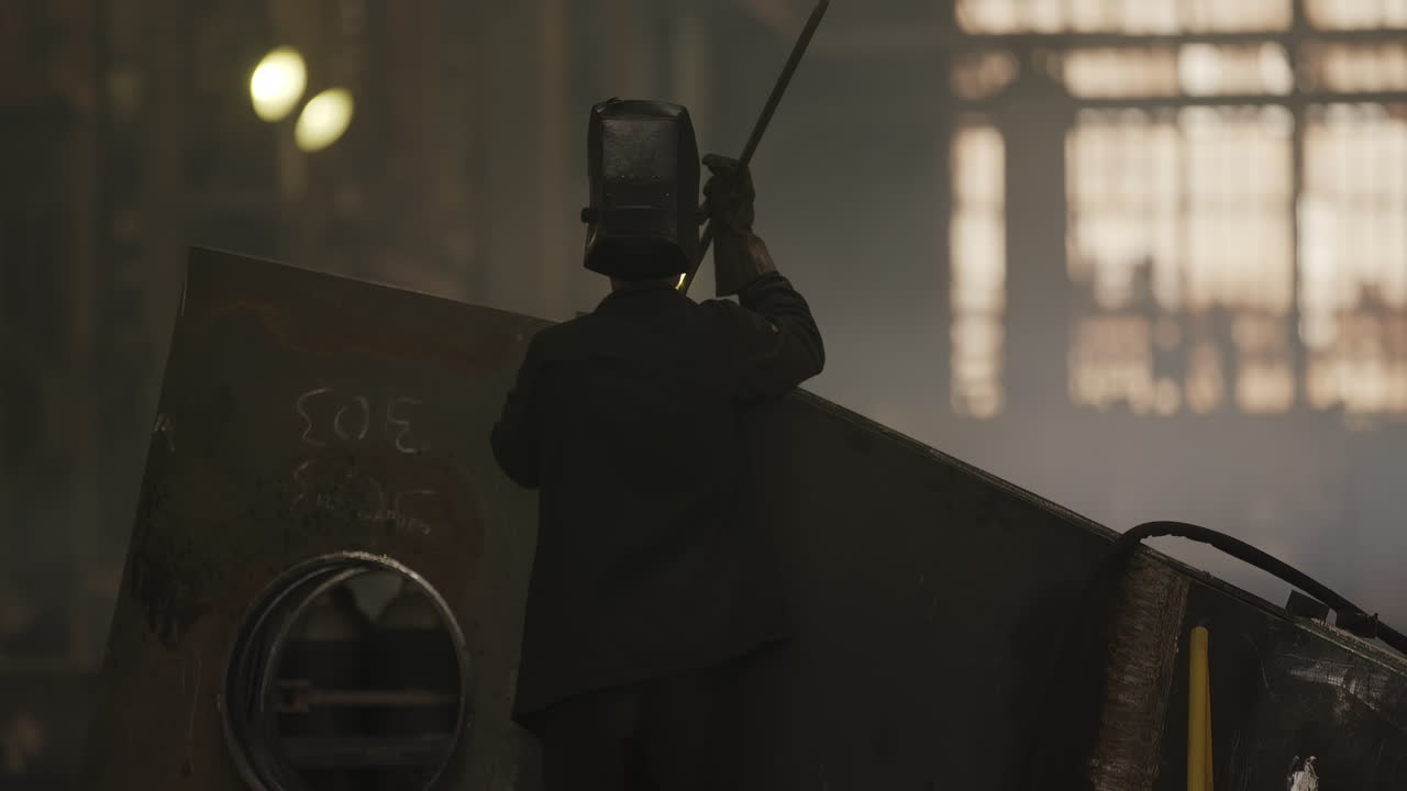 산업 용접 장면