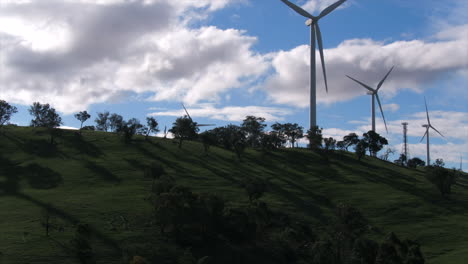 Elevación-Aérea-Y-Revelación-De-Una-Granja-De-Turbinas-Eólicas-En-Las-Zonas-Rurales-De-Australia