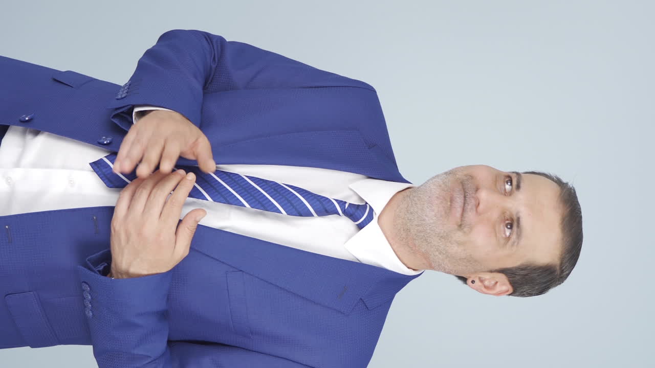 video vertical de un hombre de negocios ansioso y temeroso.